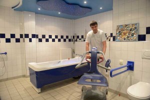 Pflegebad mit Liftsystem und Hubbadewanne